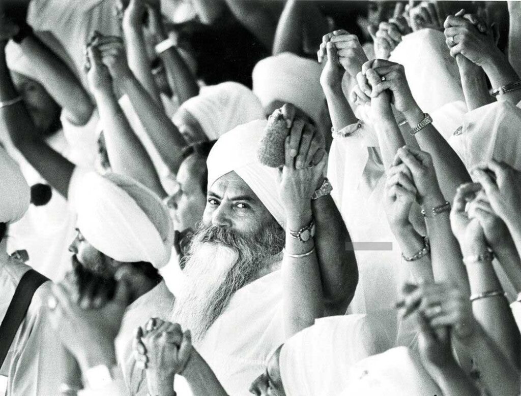 yogi-bhajan-in-crowd_2